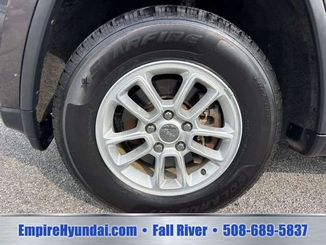 Used 2019 Gray Jeep Laredo E image 9