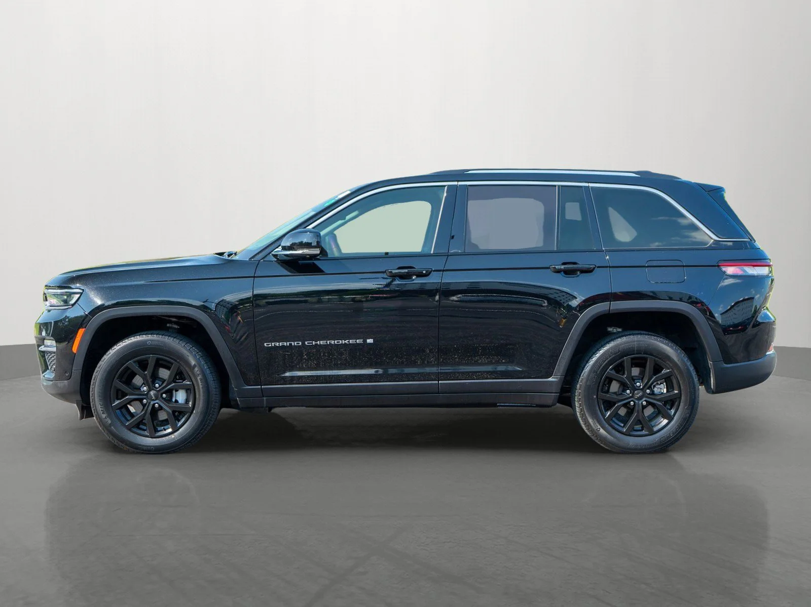 Used 2023 Diamond Black Crystal Pearlcoat Jeep Limited image 4