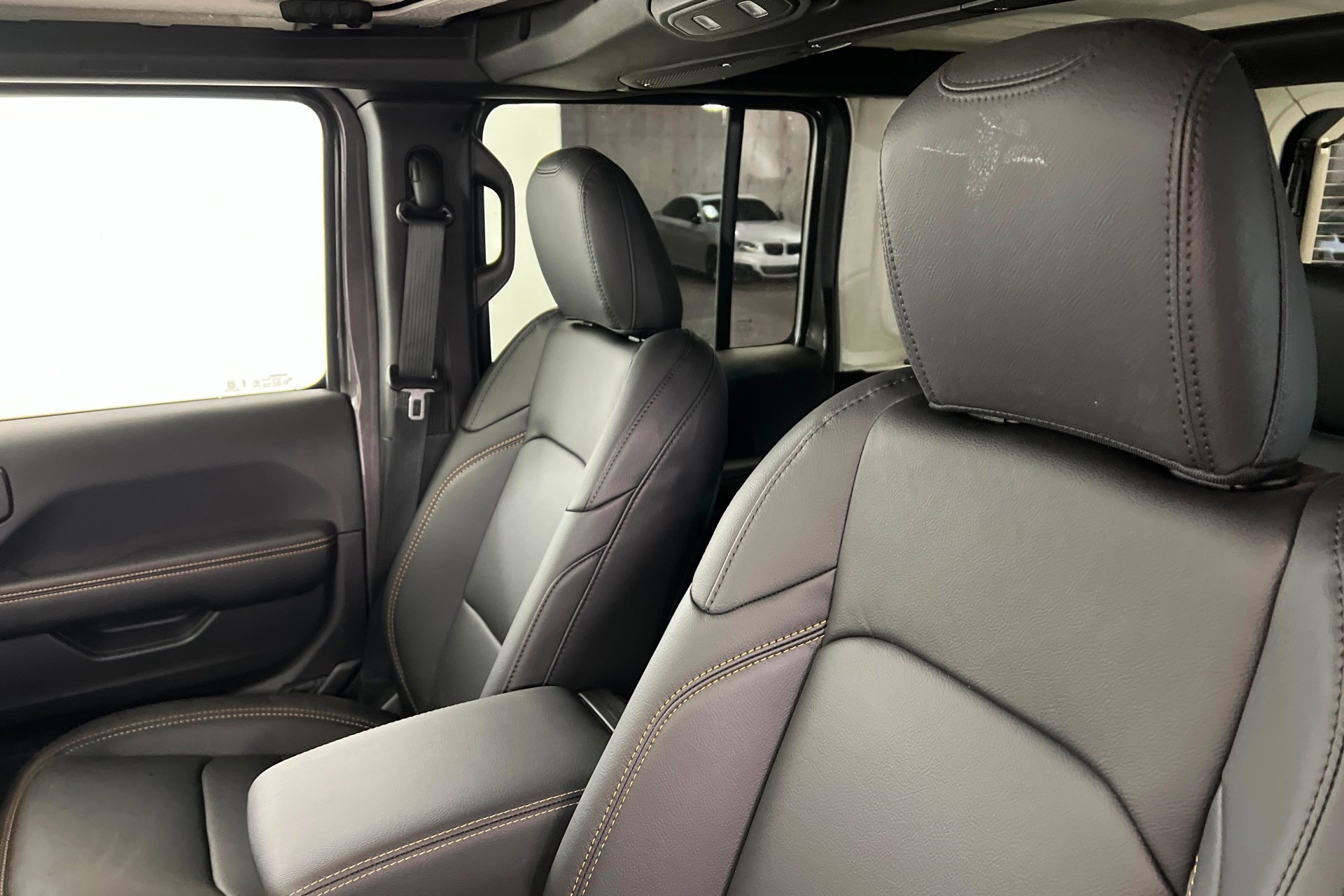 New 2026 Granite Crystal Metallic Clear-Coat Exterior Paint Jeep Sahara image 17