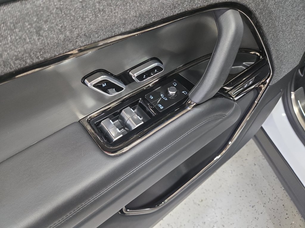 Used 2025 Fuji White Land Rover SE image 17