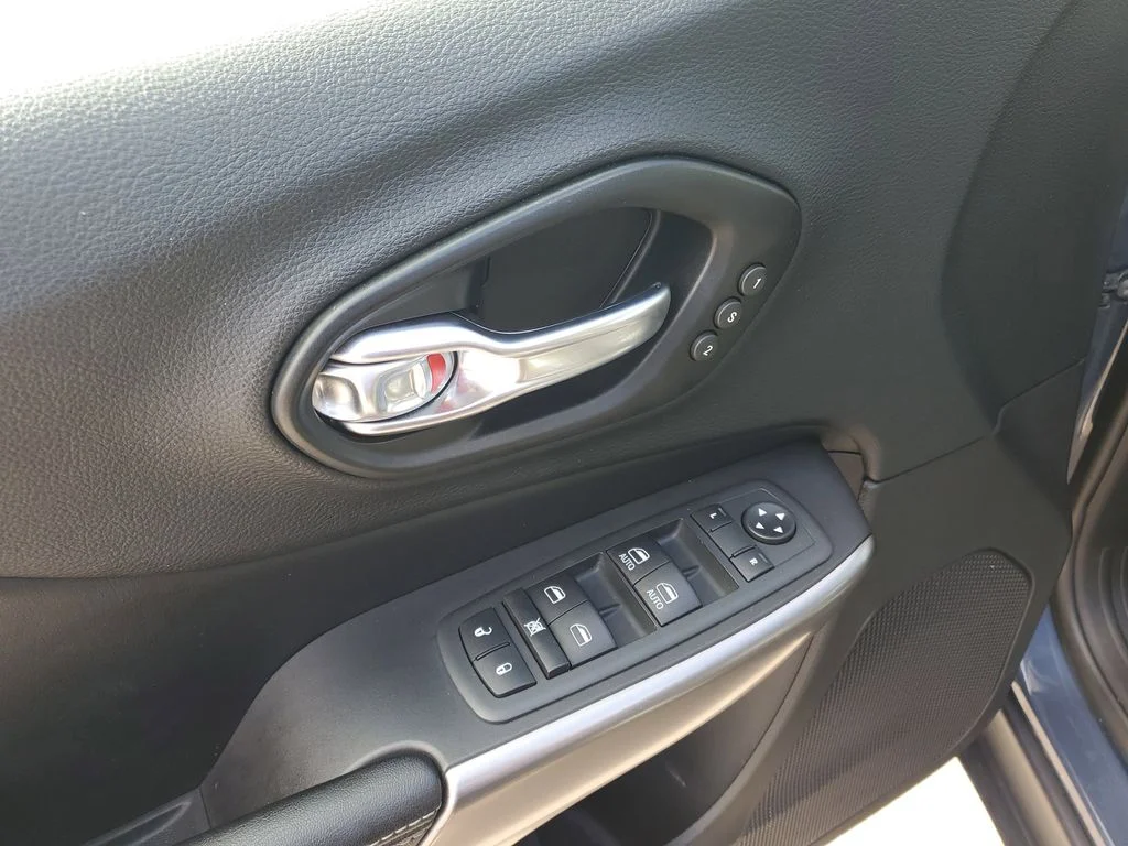 Used 2020 Blue Jeep Limited image 8