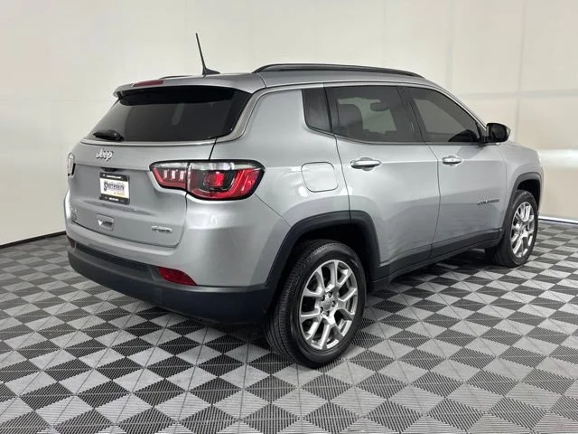 Used 2022  Jeep Latitude Lux image 6