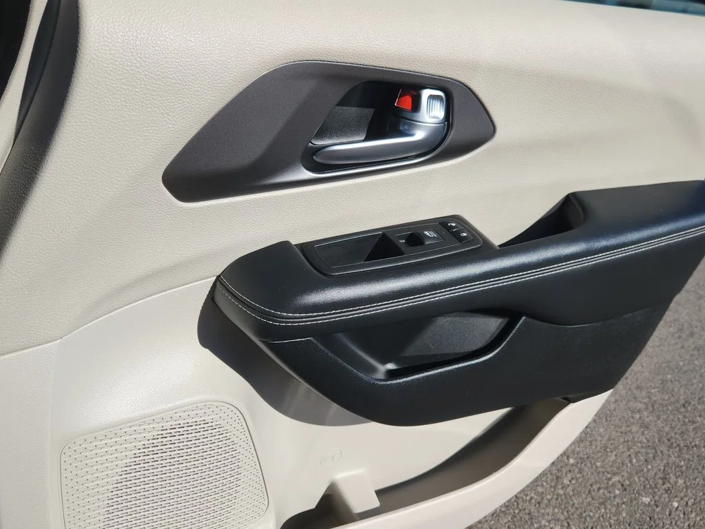 Used 2023 Black Chrysler Touring L image 13