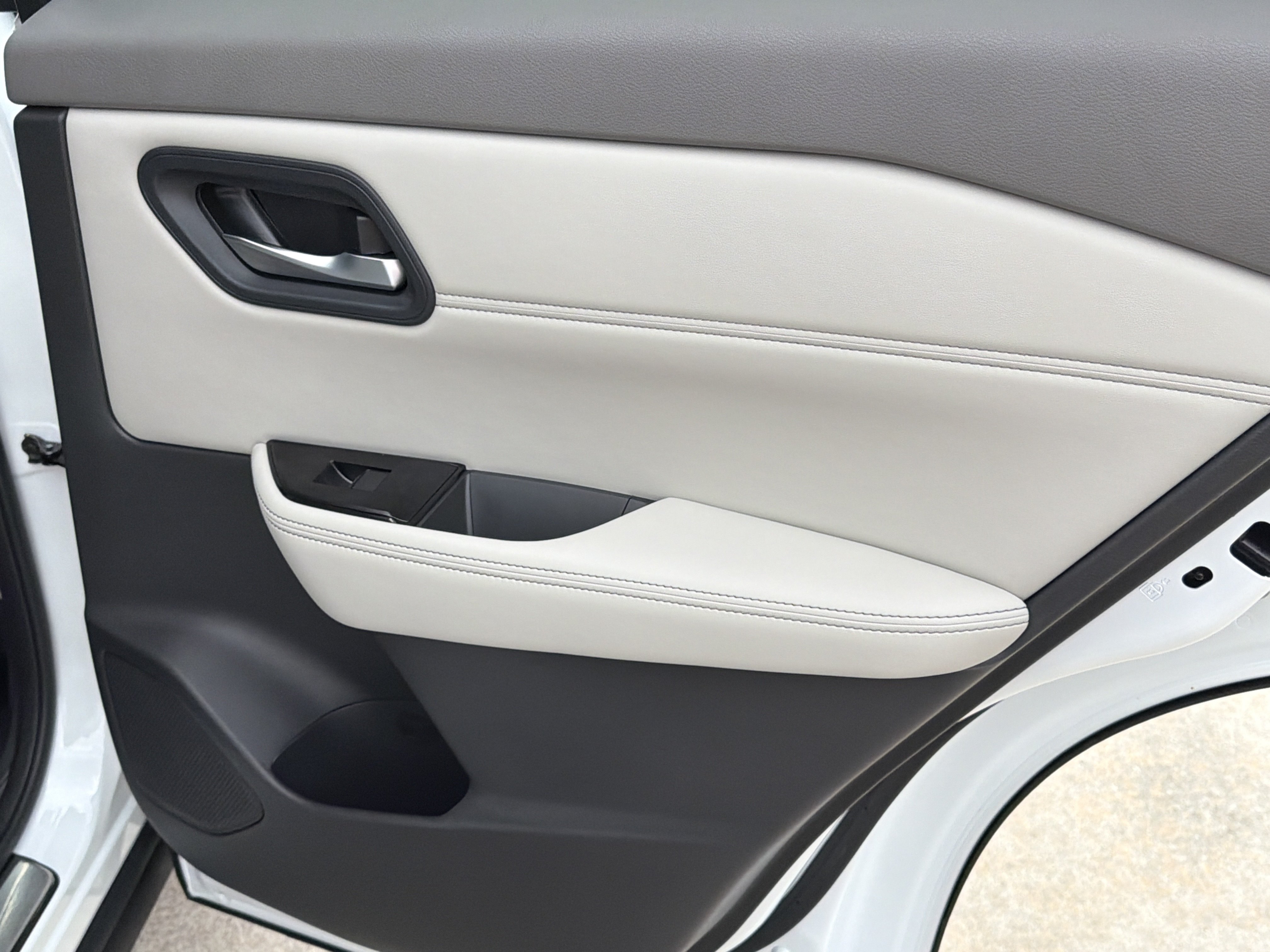 New 2026 Everest White Pearl Tricoat Nissan Dark Armor image 17