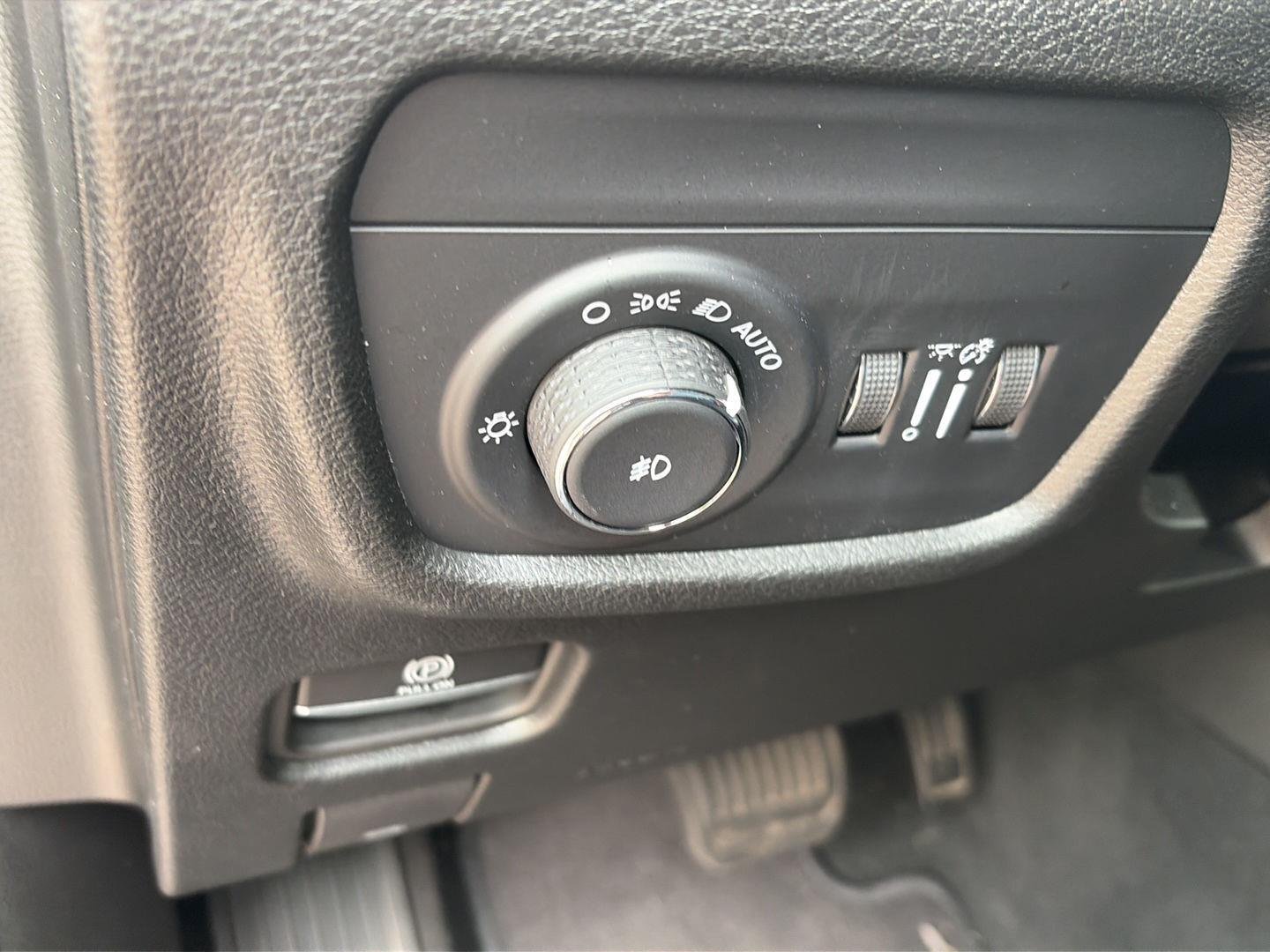 Used 2026 Diamond Black Crystal Pearlcoat Jeep Limited image 10