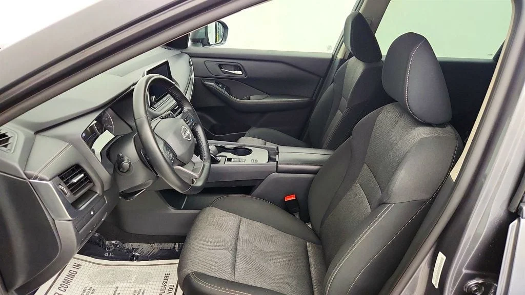 Used 2025 Gun Metallic Nissan FWD SV image 18