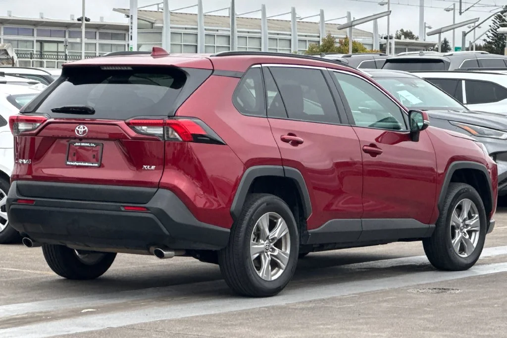 Used 2025 Pearl Toyota XLE image 4