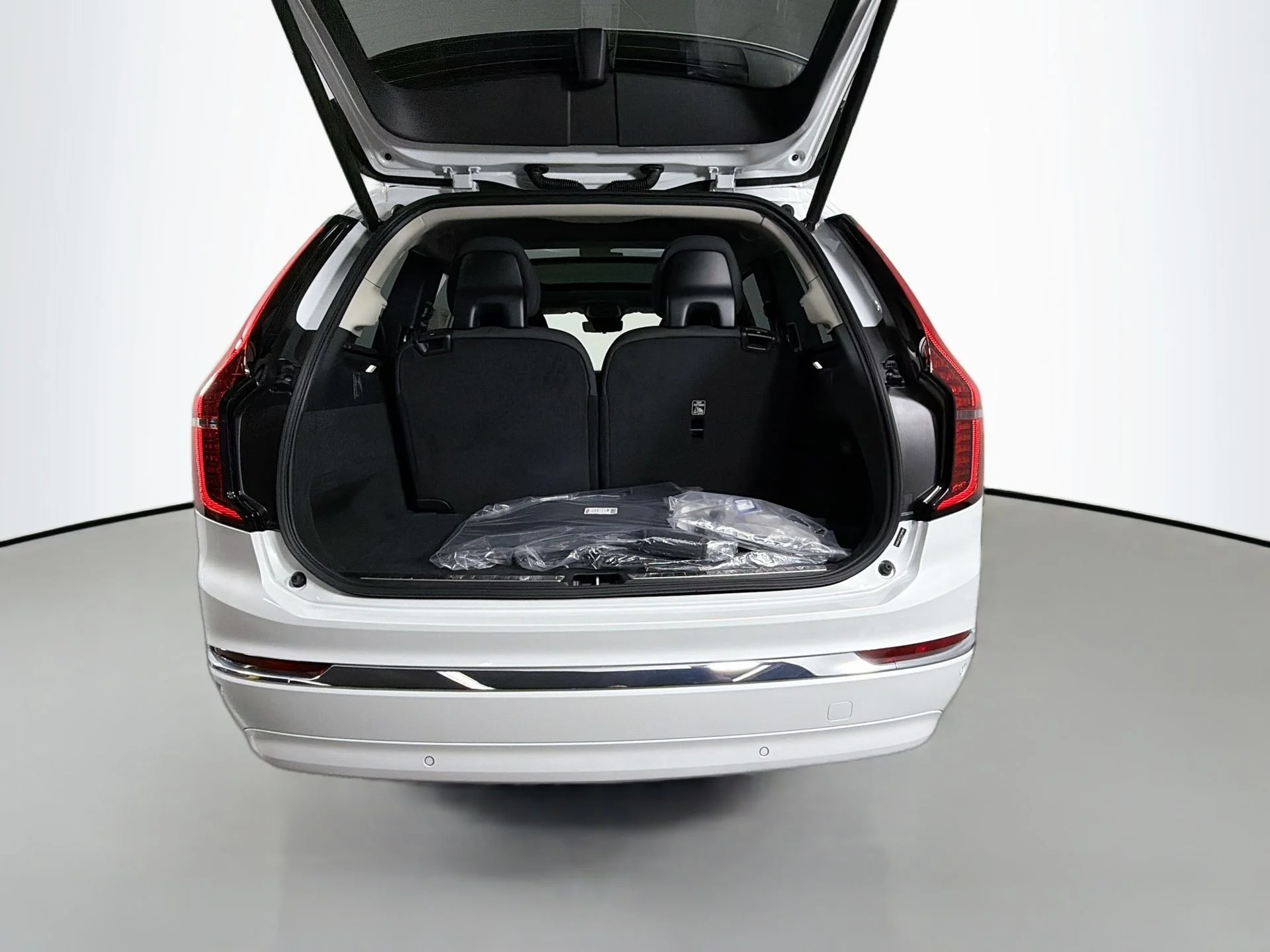 New 2026 Crystal White Volvo Plus image 27
