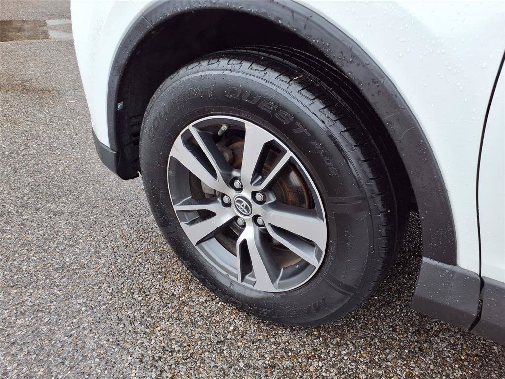 Used 2018 White Toyota XLE image 9