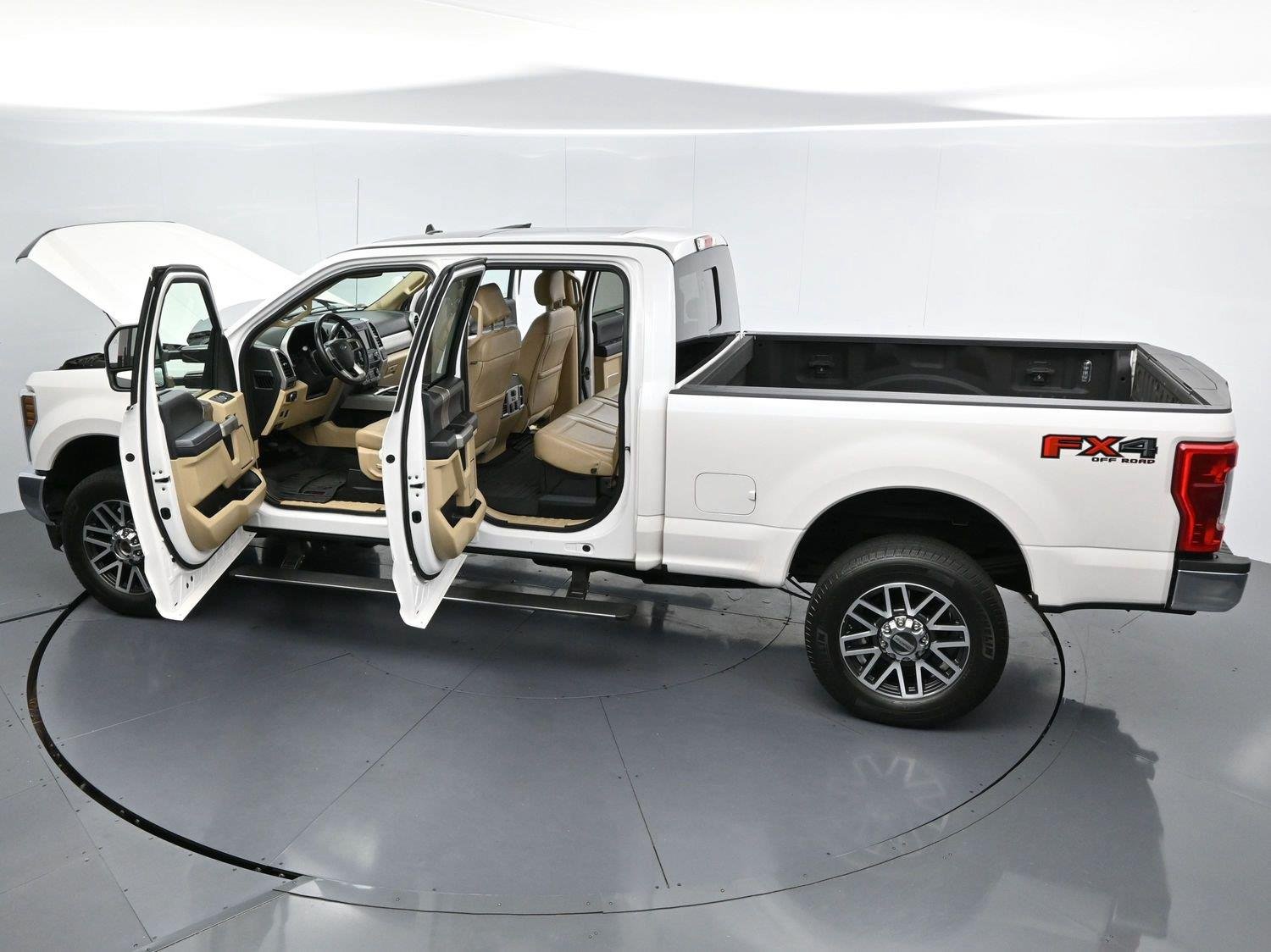 Used 2019 White Platinum Metallic Tri-Coat Ford Lariat image 42