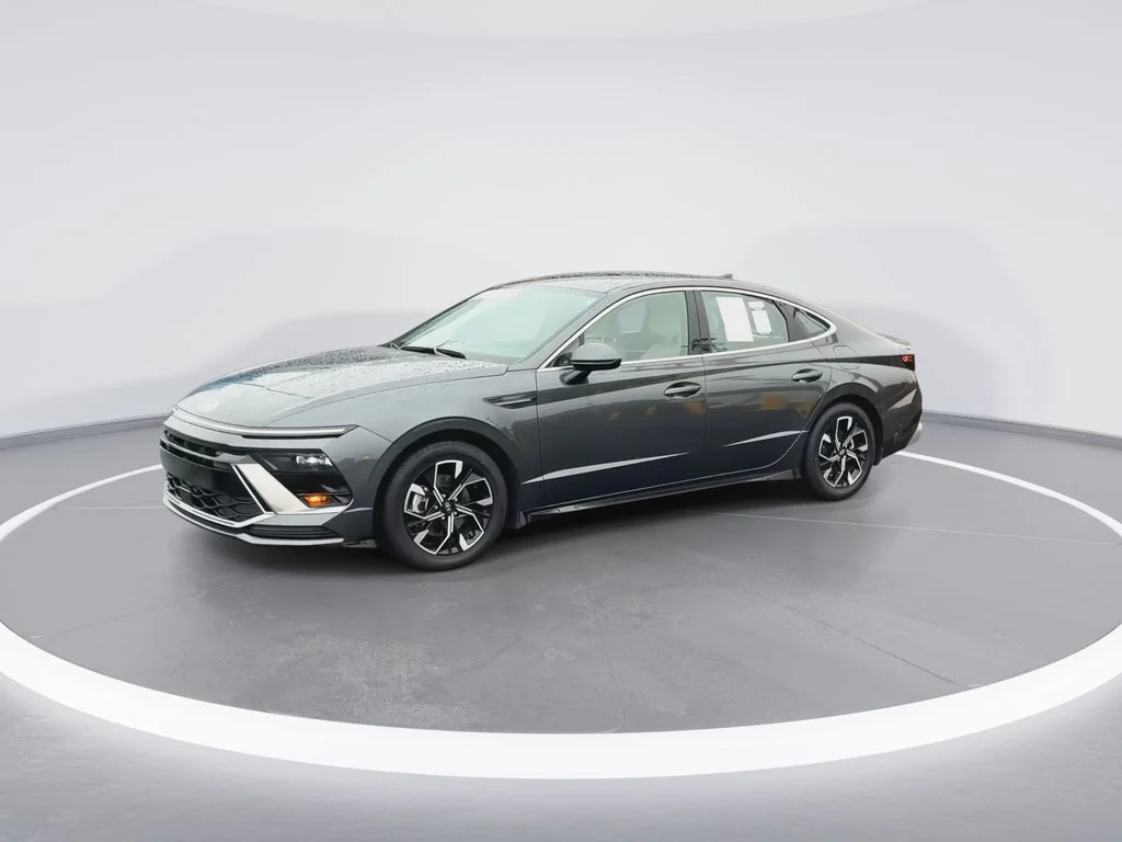 Used 2025 Gray Hyundai SEL image 4