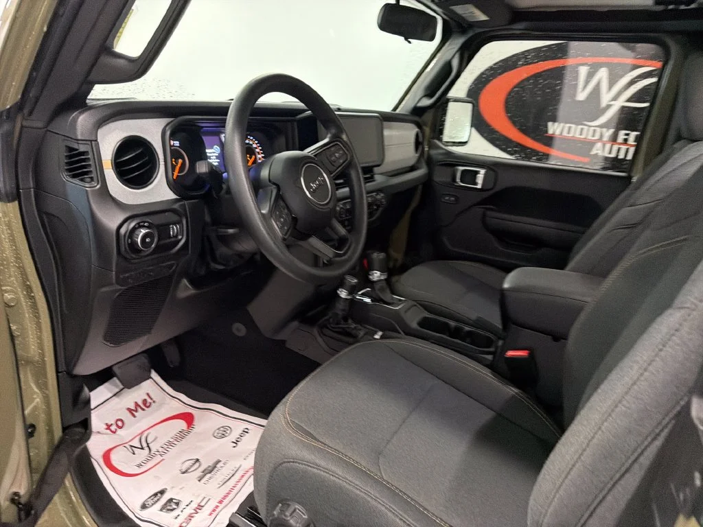 Used 2025  Jeep Sport image 11