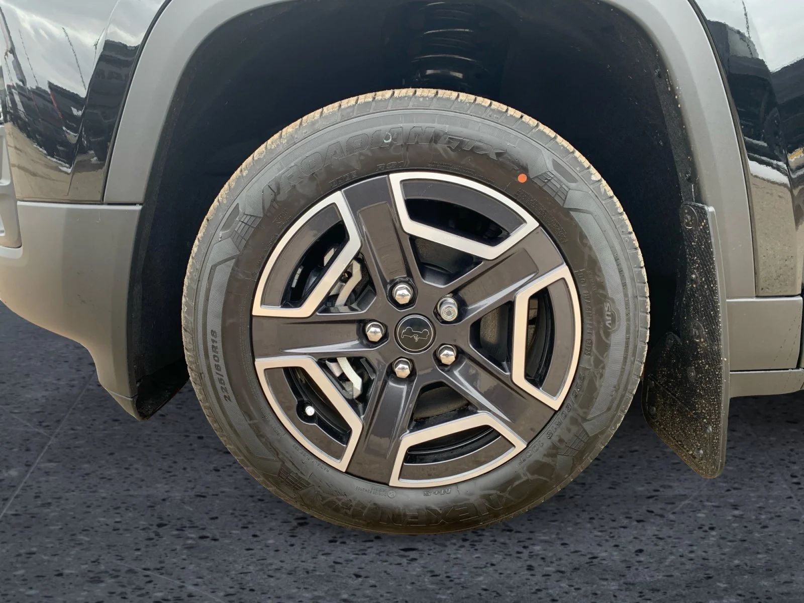 New 2026 Diamond Black Crystal Pearl Jeep Laredo image 9