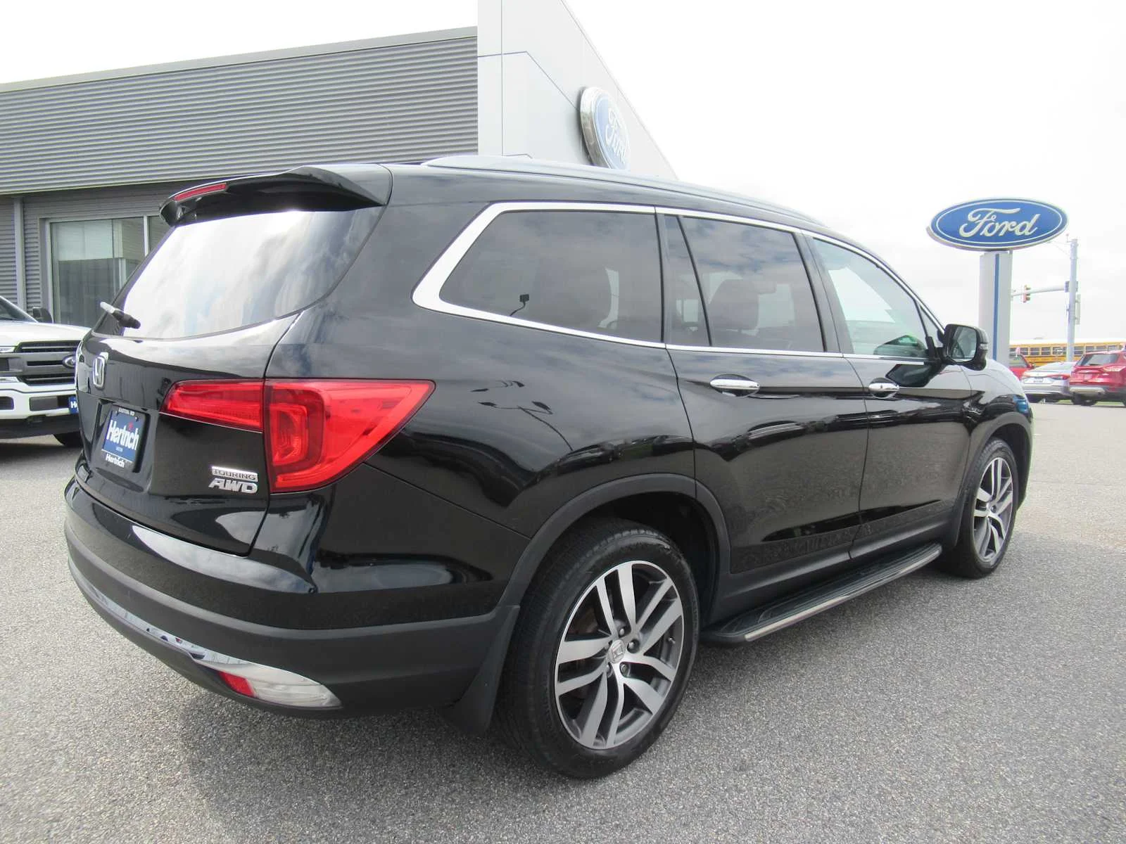 Used 2016 Black Forest Pearl Honda Touring image 5