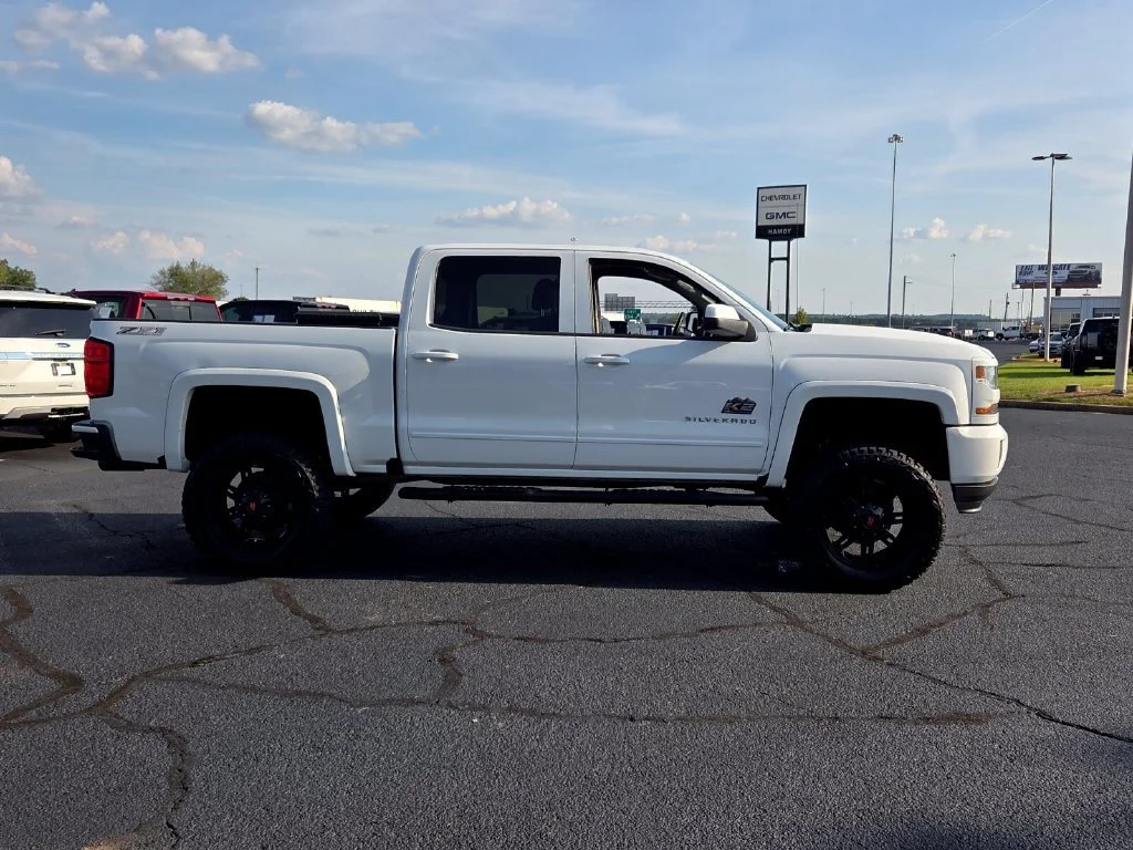Used 2018 SUMMIT WHITE Chevrolet LT image 15
