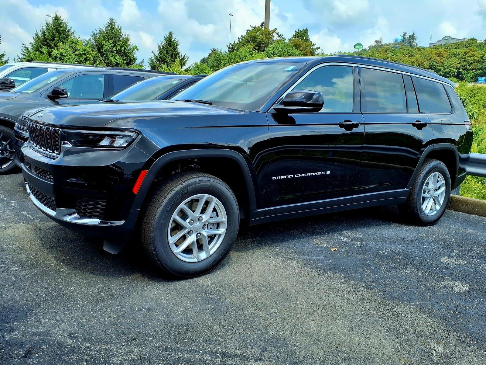 New 2026 Diamond Black Crystal Pearl-Coat Exterior Paint Jeep Laredo X image 1