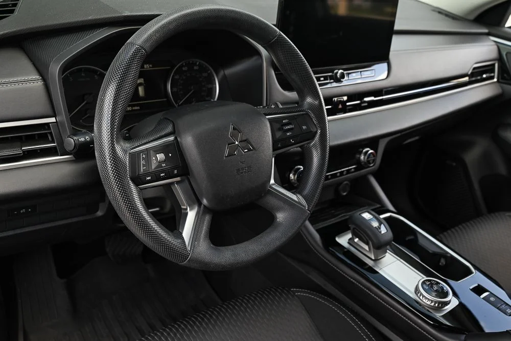 Used 2025  Mitsubishi ES image 7