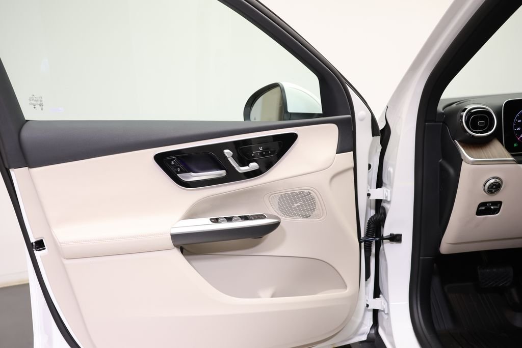 Used 2027 Polar White Mercedes-Benz GLC 300 image 30