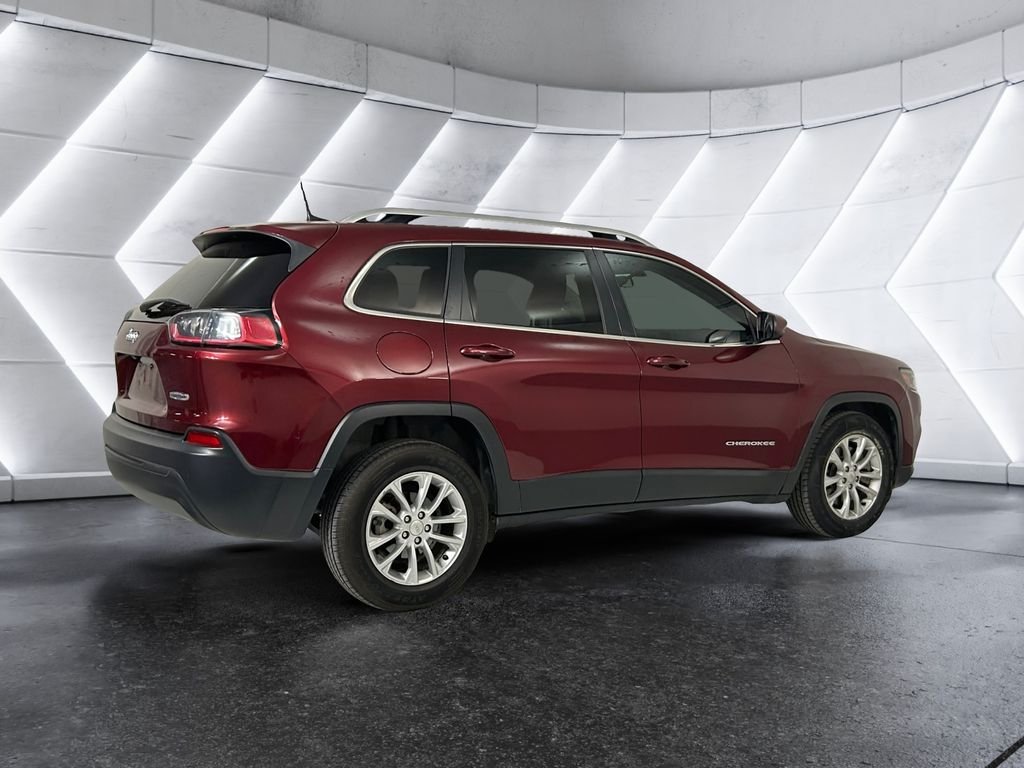 Used 2019 Red Jeep Latitude image 4