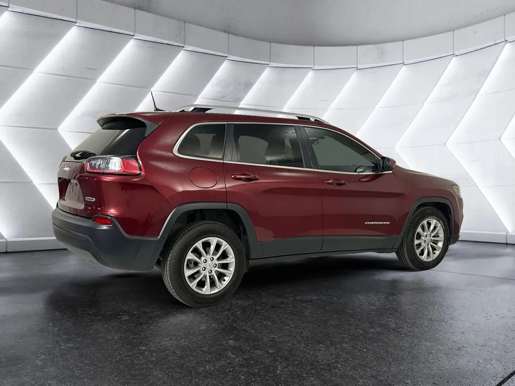 Used 2019 Red Jeep Latitude image 4