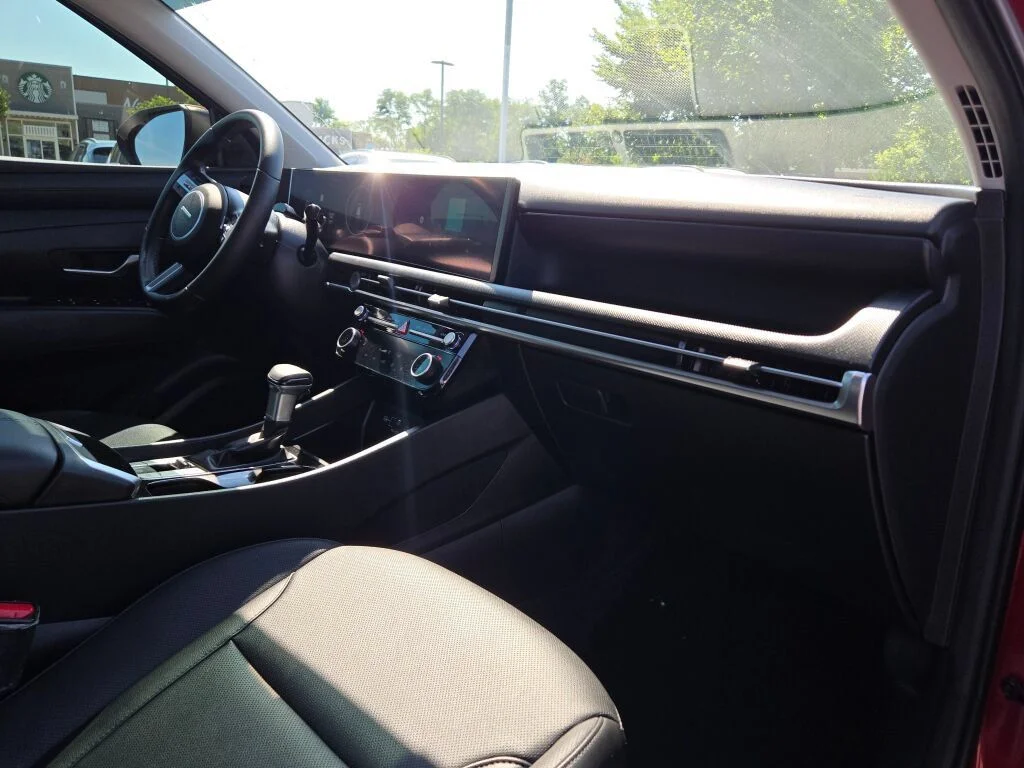 Used 2025 Red Hyundai SEL Convenience image 5