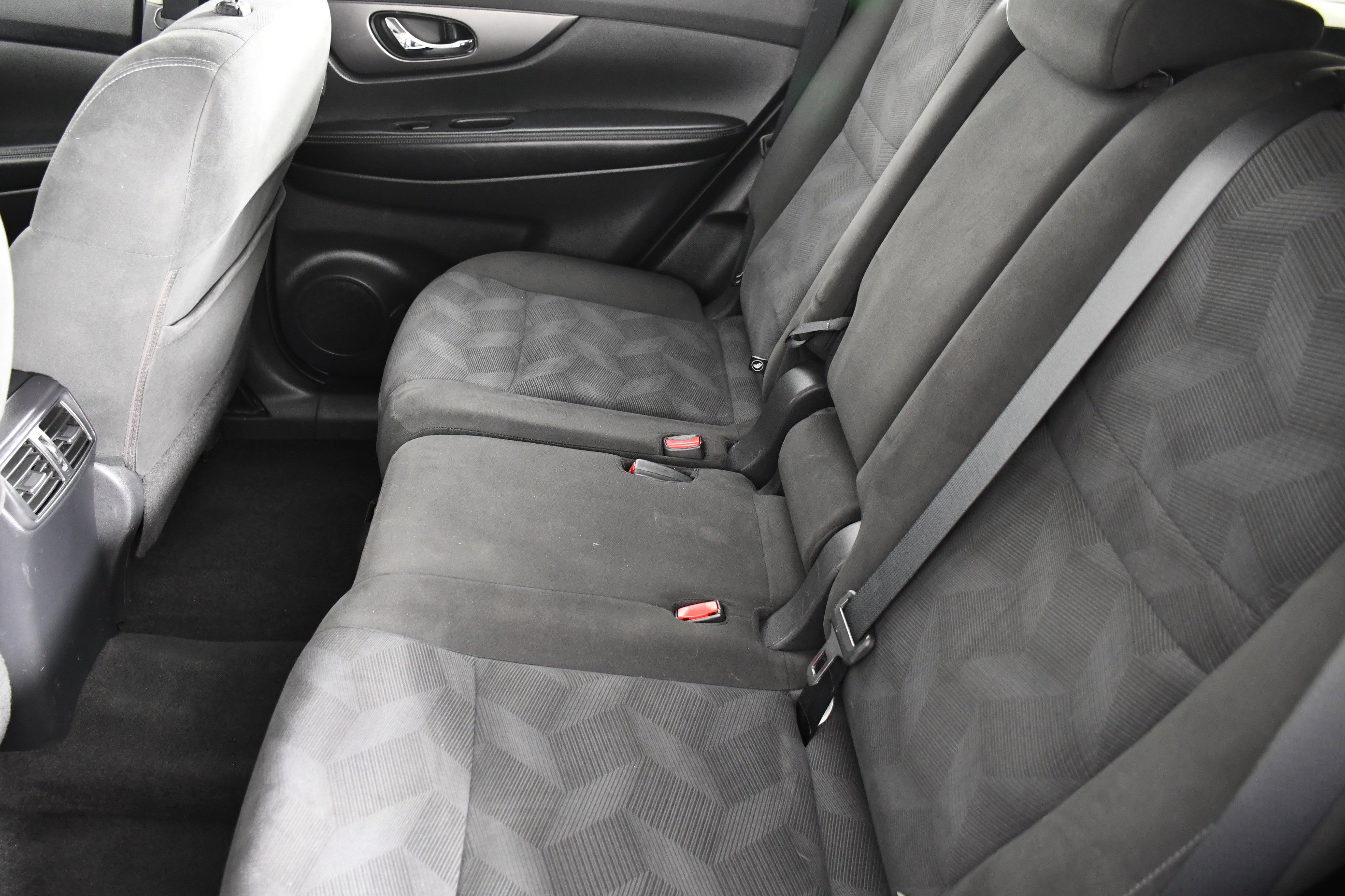 Used 2015 Glacier White Nissan S image 46