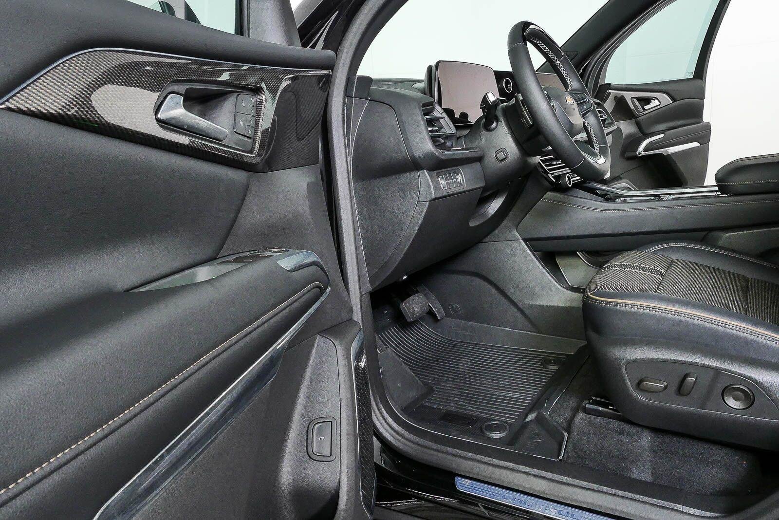 New 2026 Mosaic Black Metallic Chevrolet High Country image 8