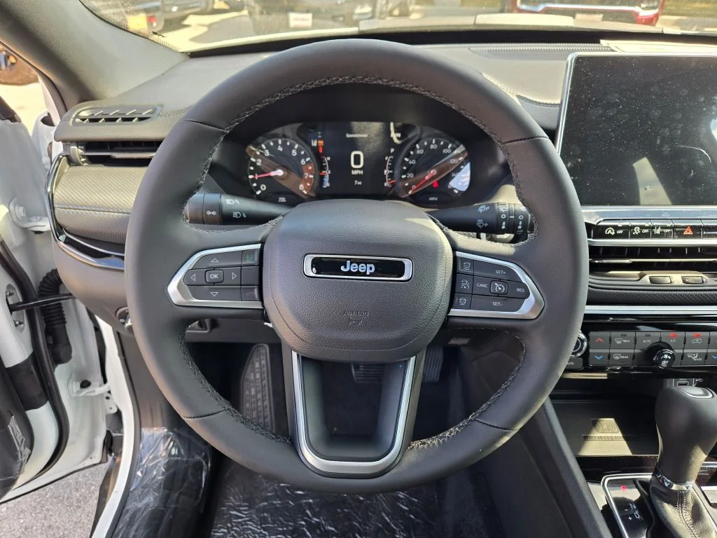 New 2026 Bright White Clearcoat Jeep Latitude image 29