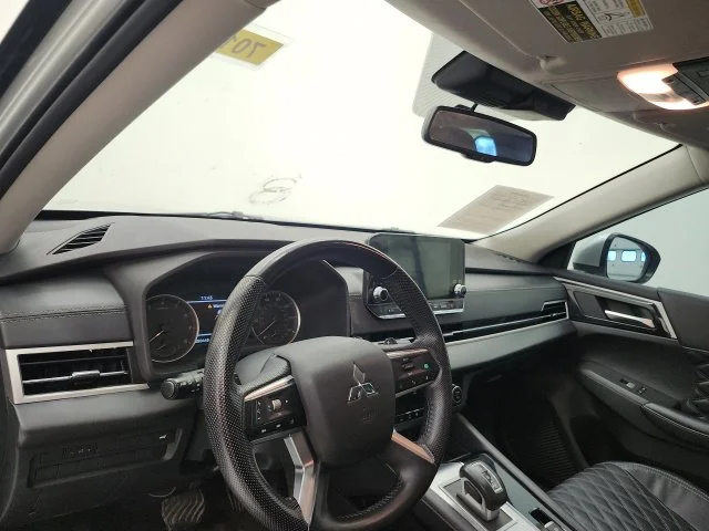 Used 2022  Mitsubishi SEL image 12