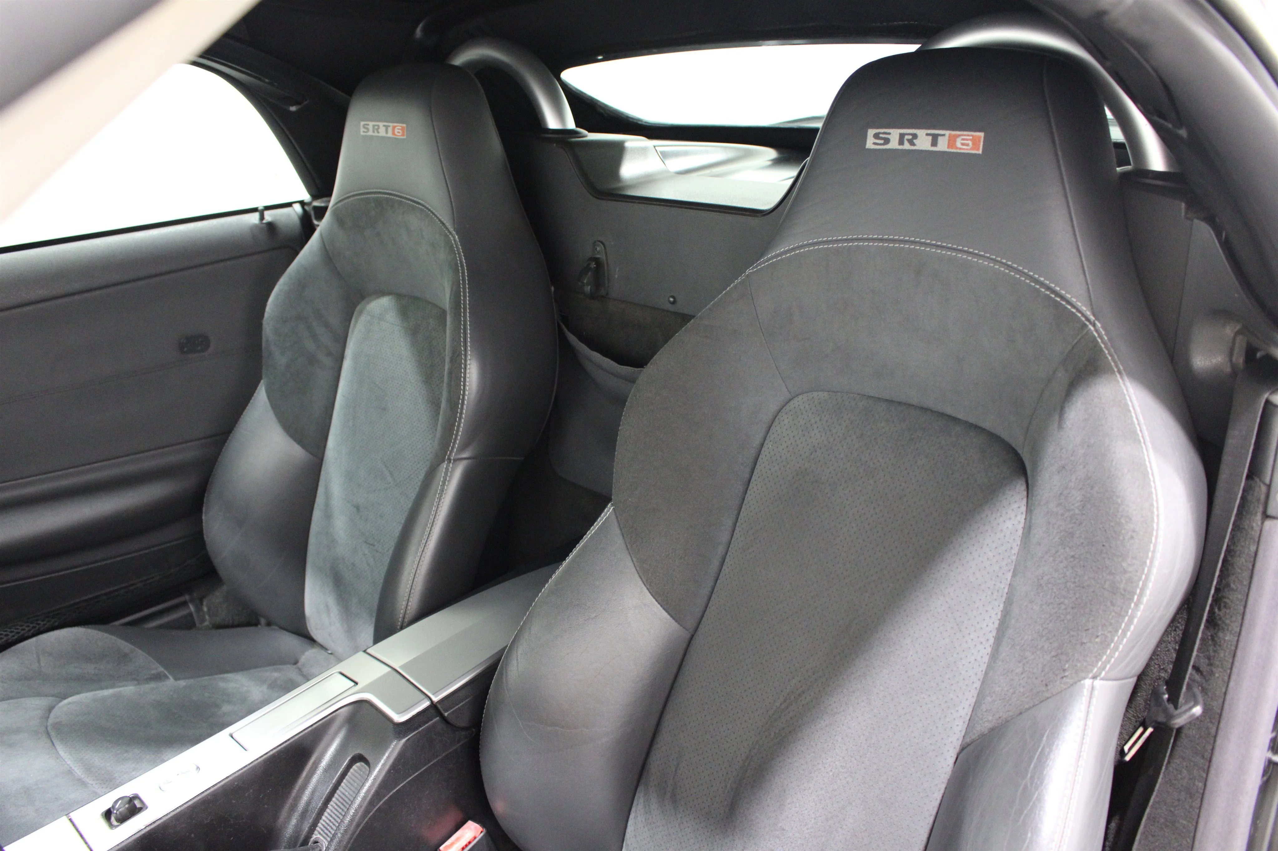 Used 2005 Black Chrysler SRT6 image 4