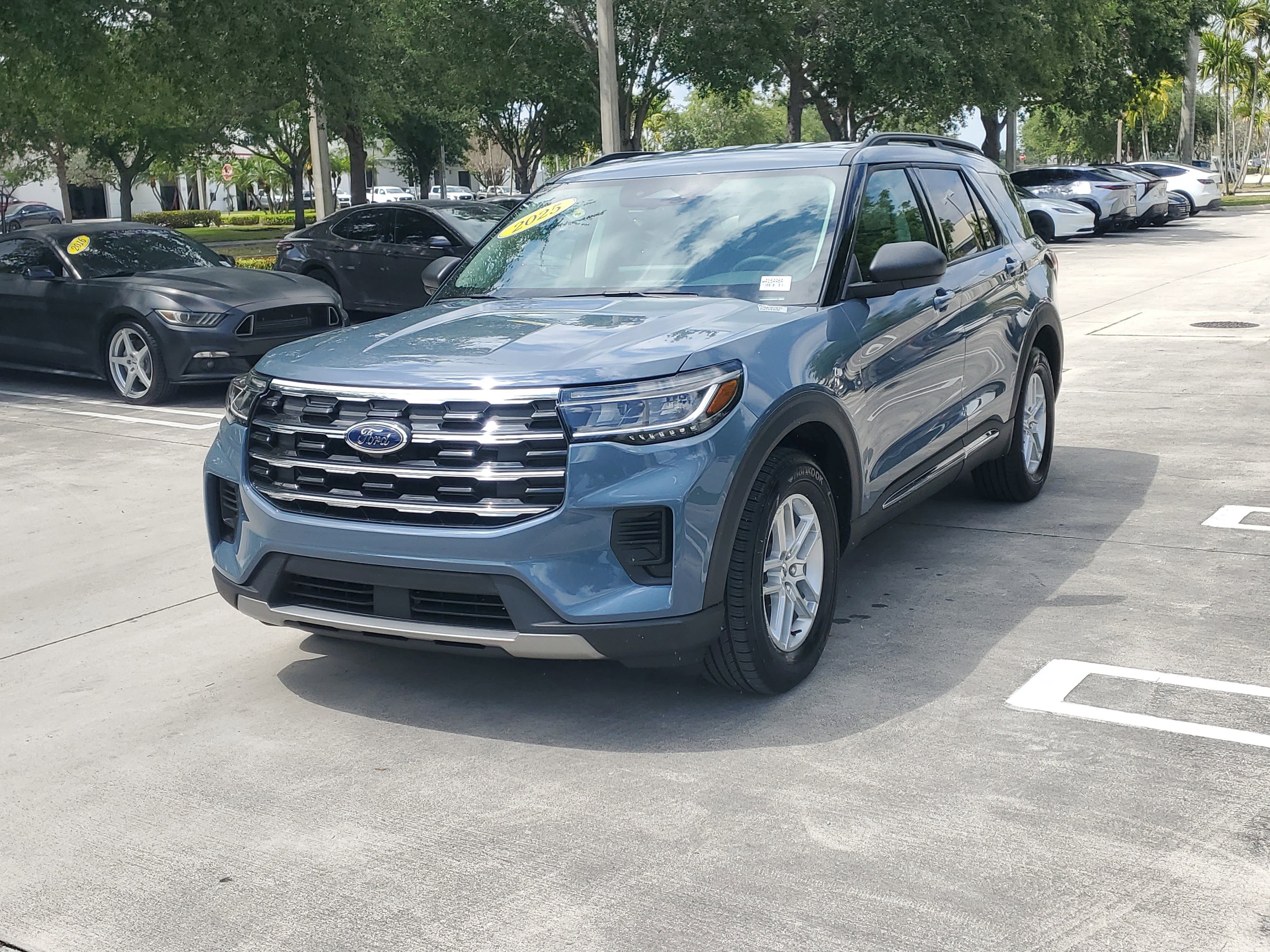 Used 2025 Vapor Blue Ford Active image 7