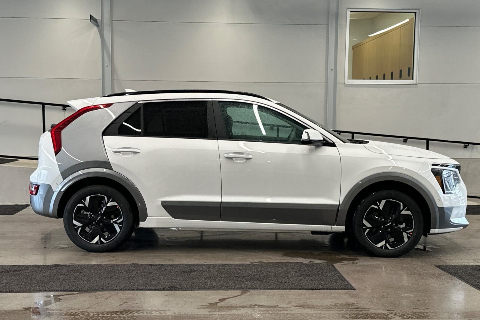 New 2026 Snow White Pearl Kia WAVE image 2