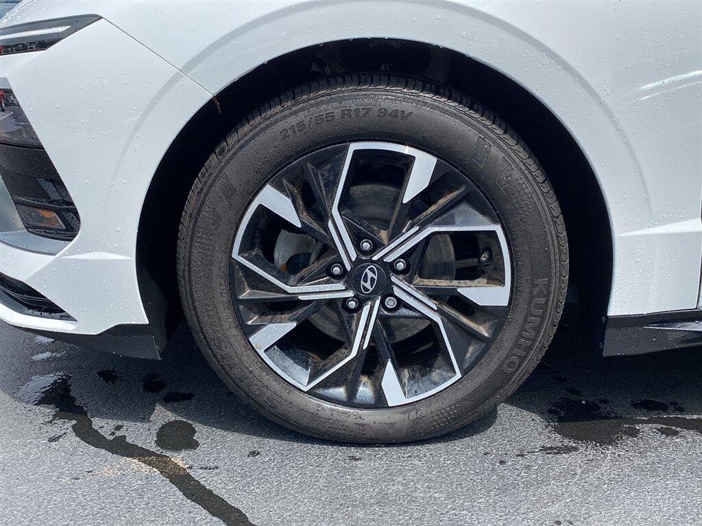 Used 2025  Hyundai  image 9