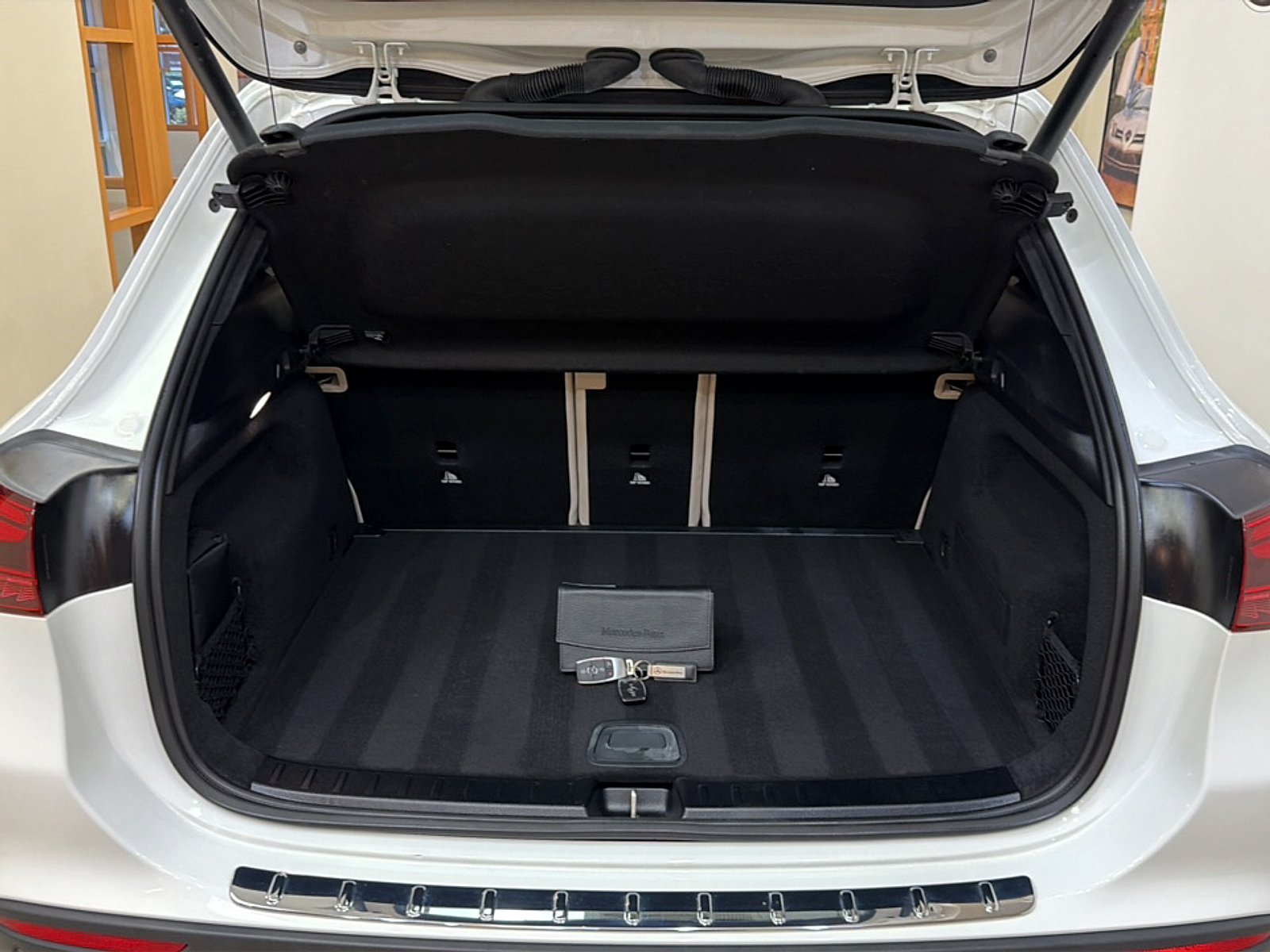 Certified Used 2025 Polar White Mercedes-Benz 4MATIC® image 26
