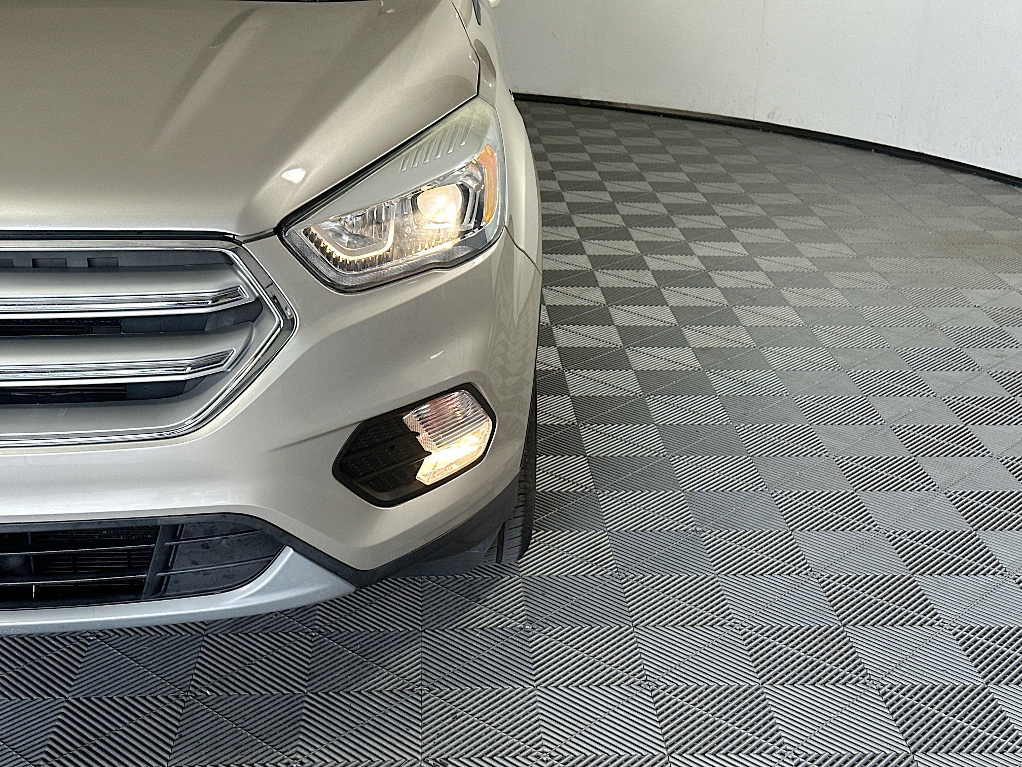 Used 2018 White Gold Metallic Ford SEL image 9