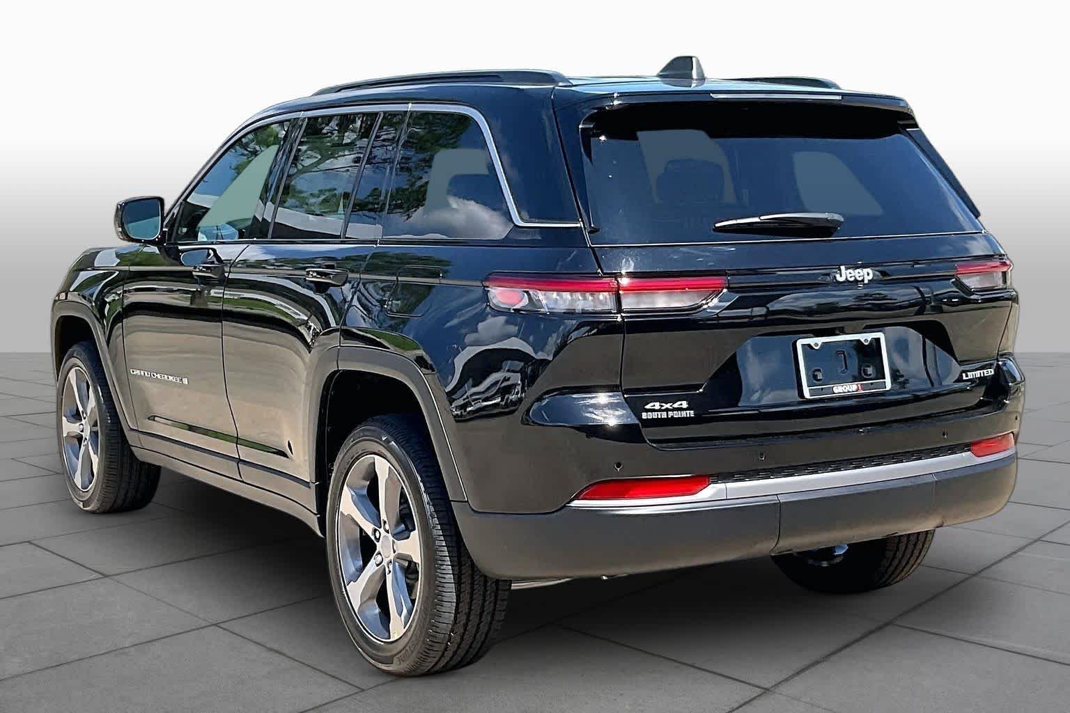 New 2026 Diamond Black Crystal Pearl-Coat Exterior Paint Jeep Limited image 12