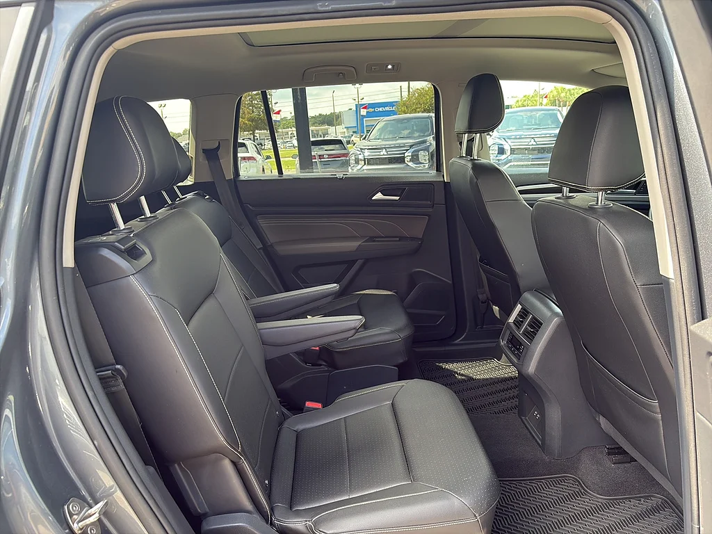 Used 2023 Platinum Gray Metallic Volkswagen 3.6L V6 SE w/Technology FWD image 17