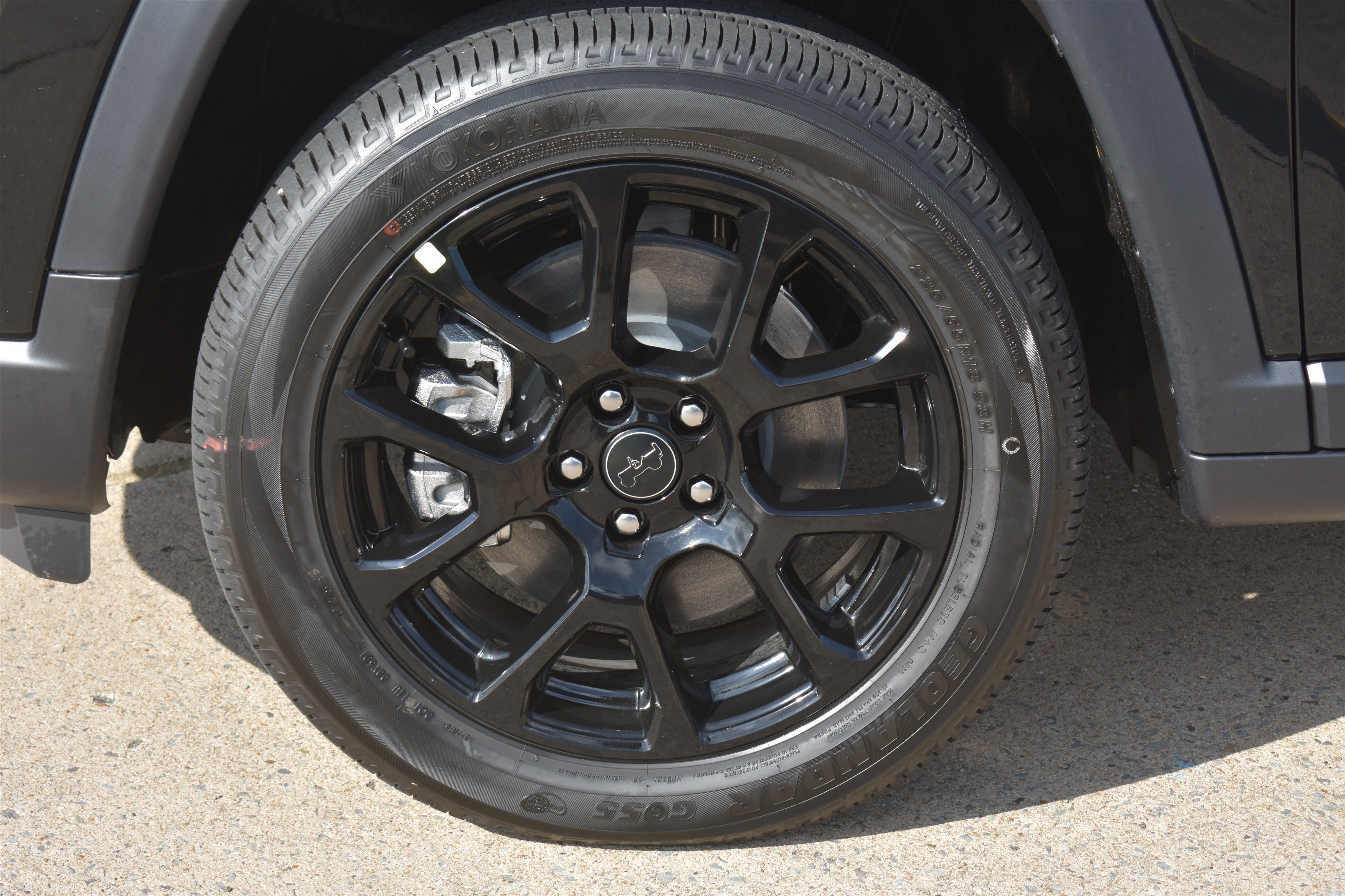 New 2026 Diamond Black Crystal Pearlcoat Jeep Latitude Altitude image 10