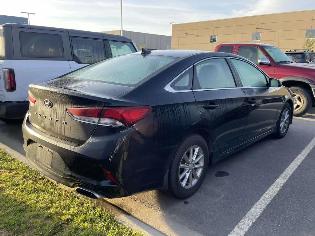 Used 2019 Phantom Black Hyundai SE image 4