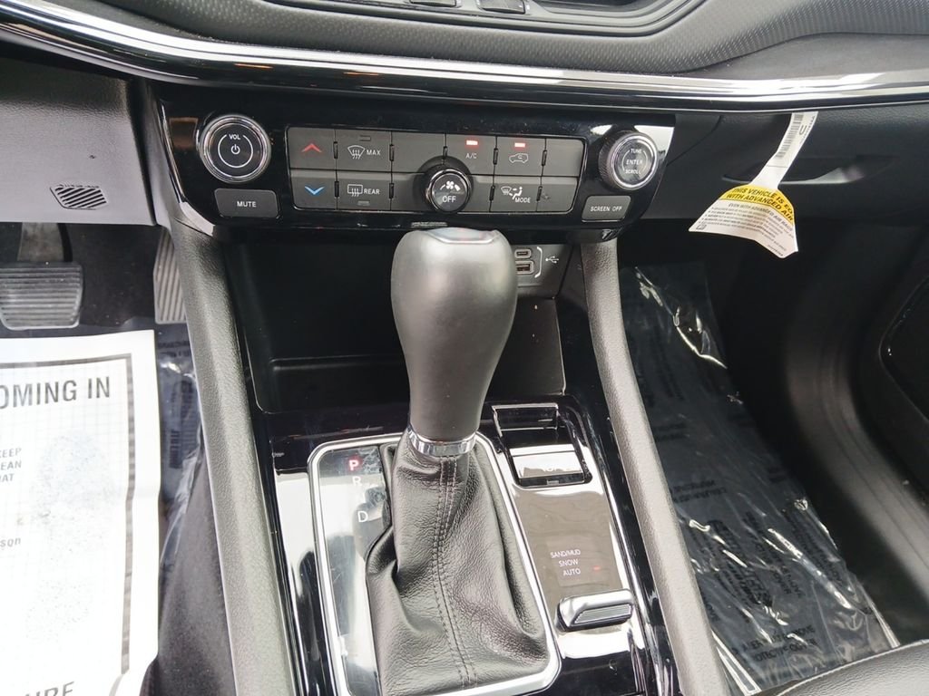 Used 2026 White Jeep Latitude image 15