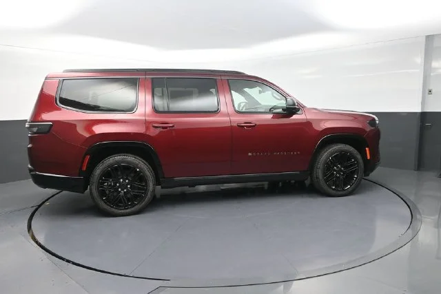 New 2026 Velvet Red Pearl-Coat Exterior Paint Jeep Limited Reserve image 9