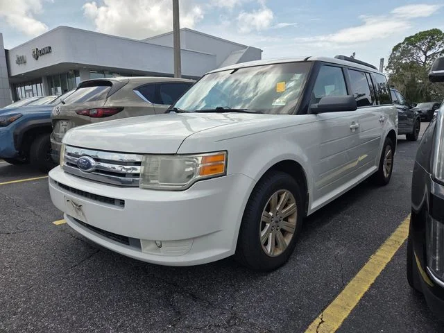 Used 2010 White Ford SE image 3