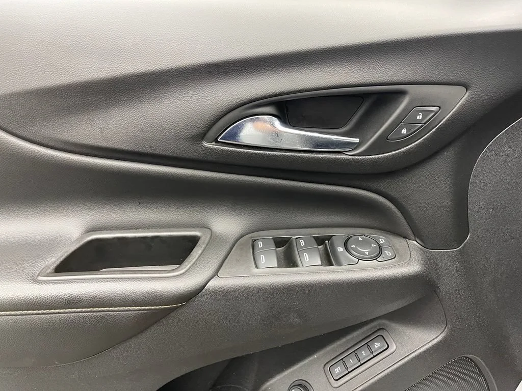 Used 2020 SILVER ICE METALLIC Chevrolet Premier image 17