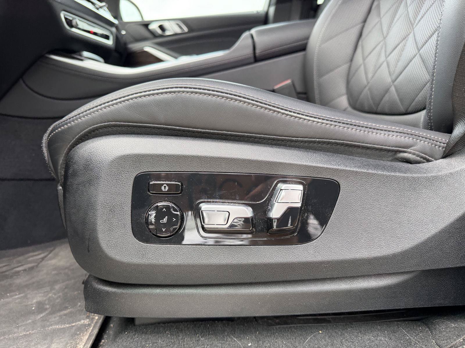 Used 2025 Skyscraper Grey Metallic BMW sDrive40i image 6