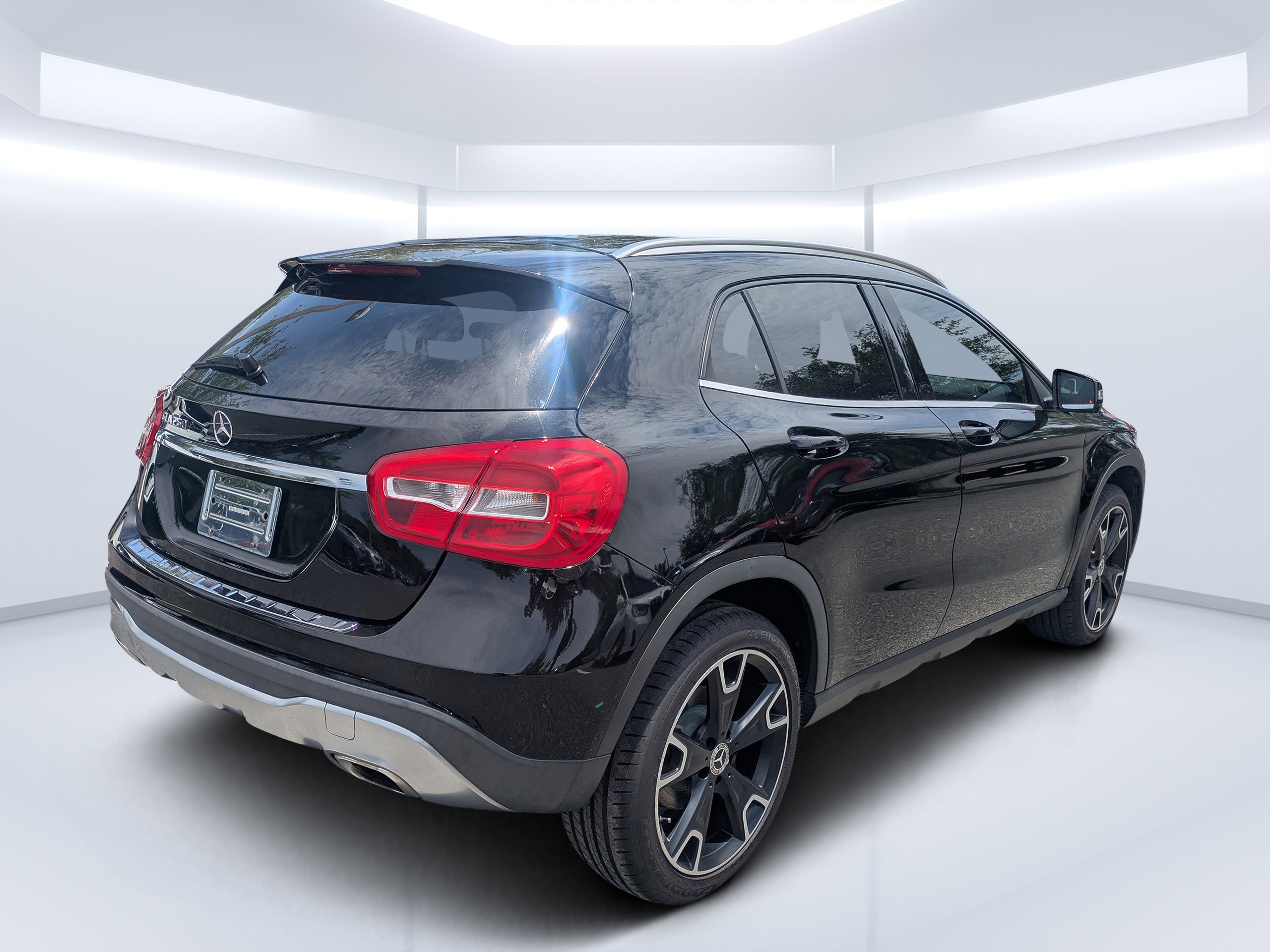 Used 2018 Night Black Mercedes-Benz GLA 250 image 3