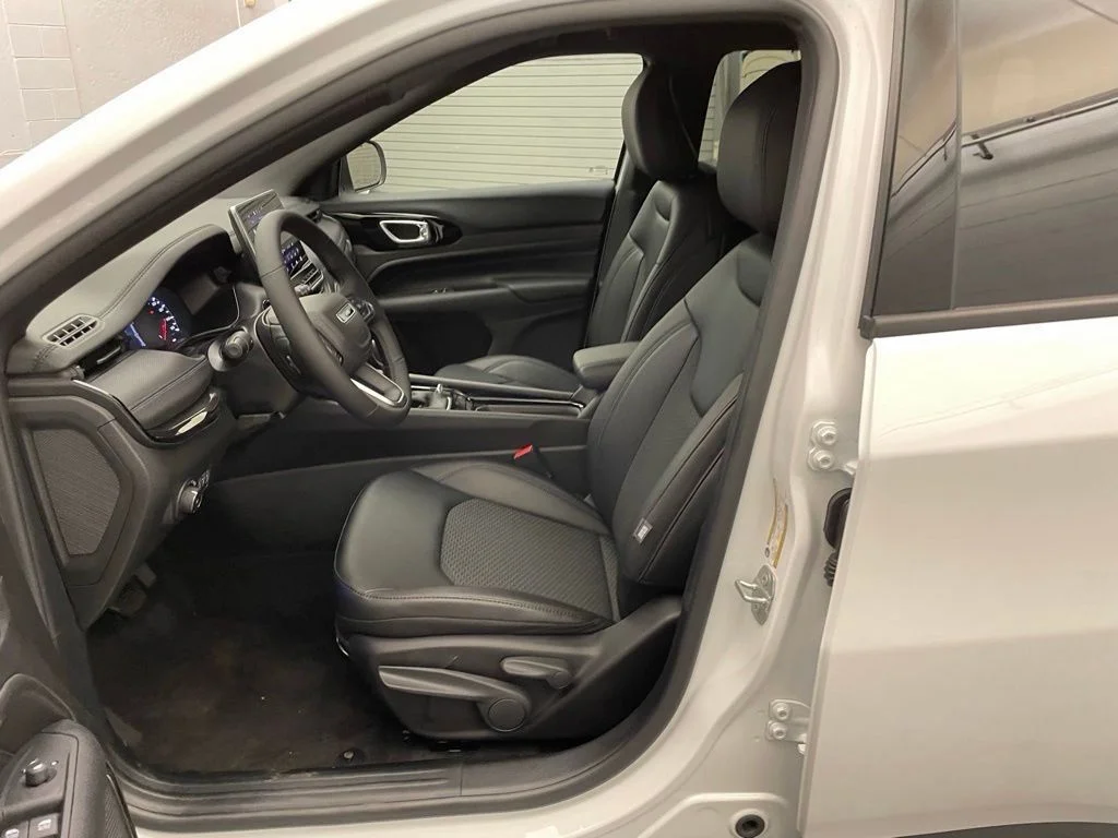 New 2026 White Jeep Latitude image 14