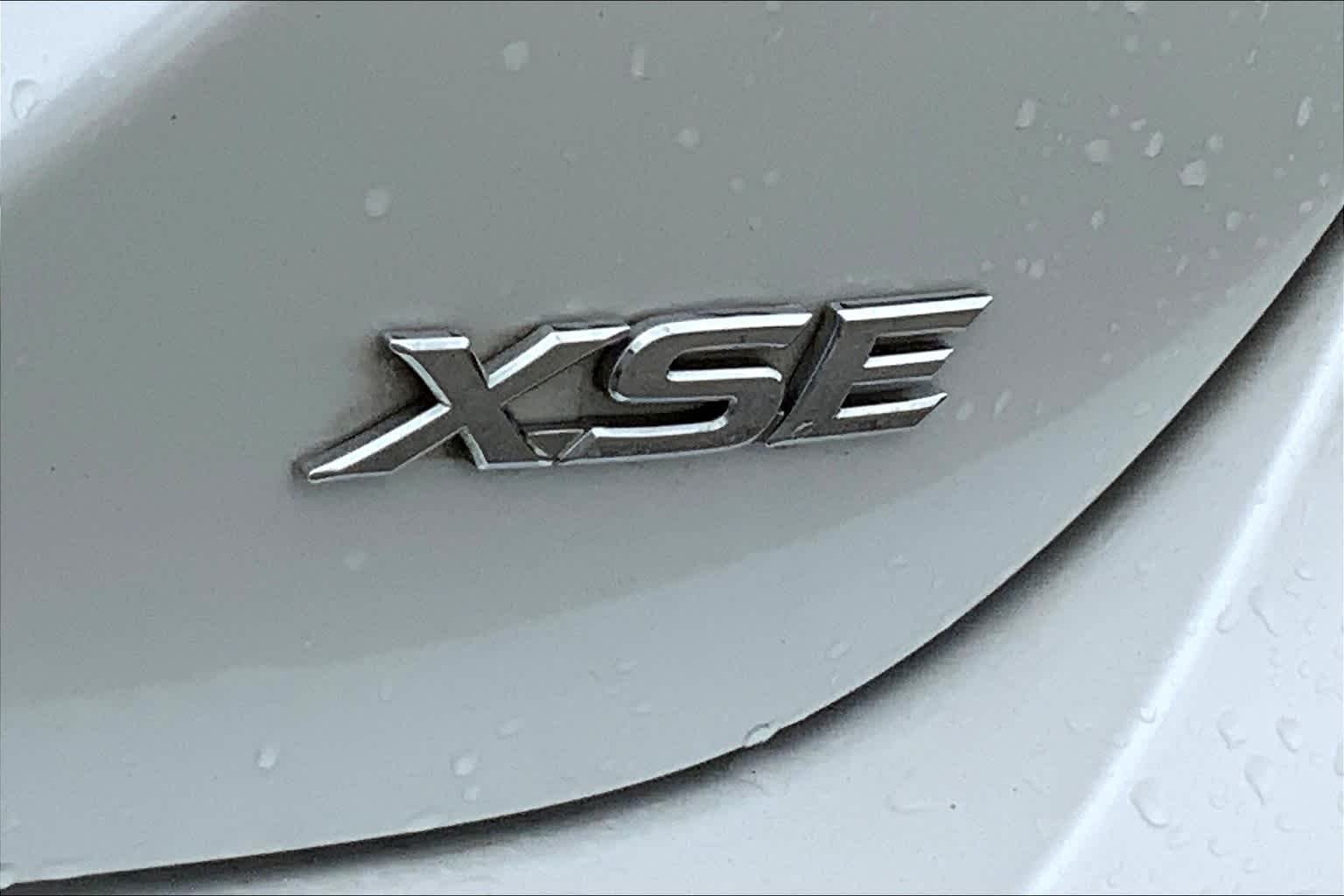 Used 2018 Wind Chill Pearl Toyota XSE V6 image 9