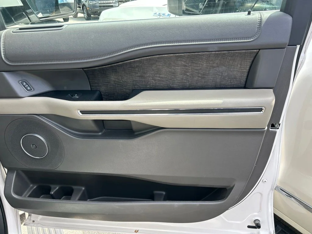 Used 2019 White Platinum Clearcoat Metallic Ford Limited image 41