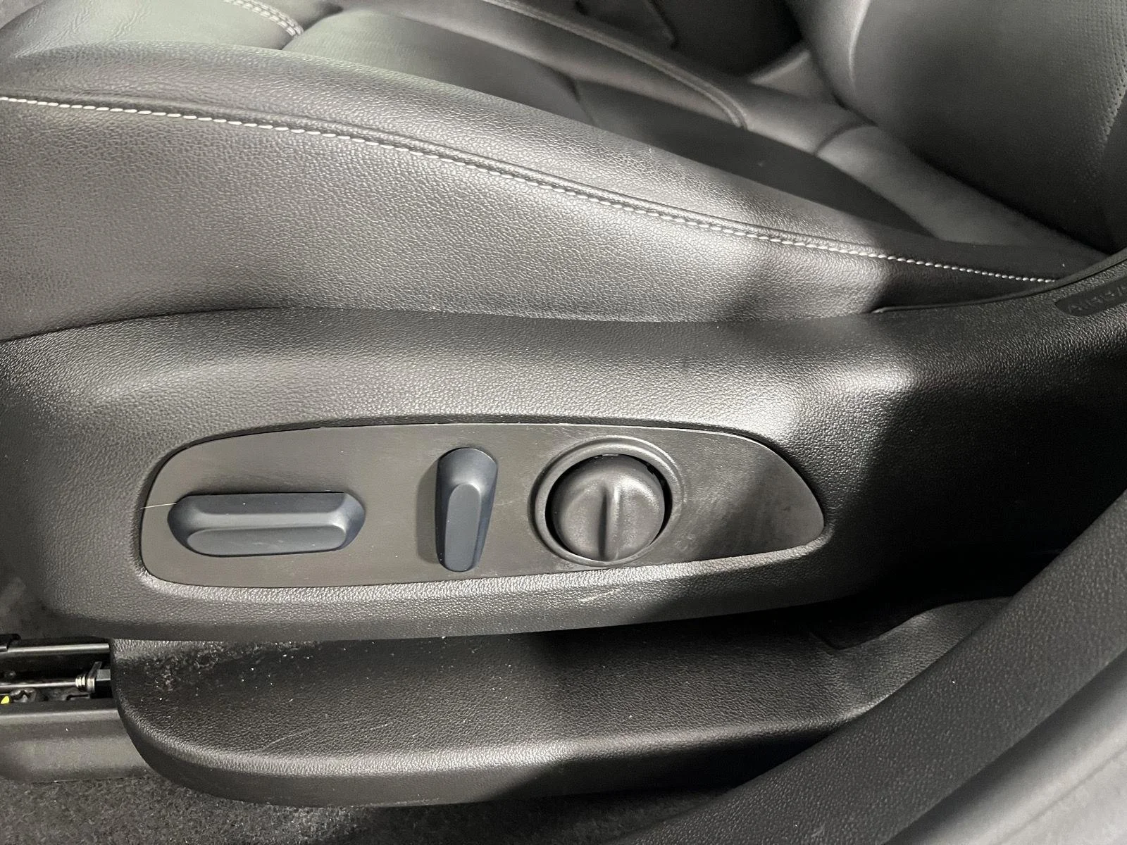 Used 2024 Summit White Chevrolet 3LT image 38