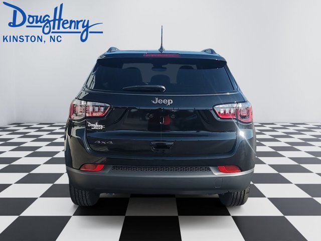 New 2026 Diamond Black Crystal Pearlcoat Jeep Latitude Altitude image 4